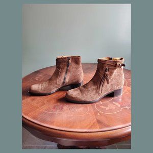 Elegant Alberto Fermani suede ankle bootie new size 8 zippers low heels